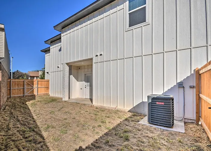 Bright Amarillo Townhome Near Parks And Town!