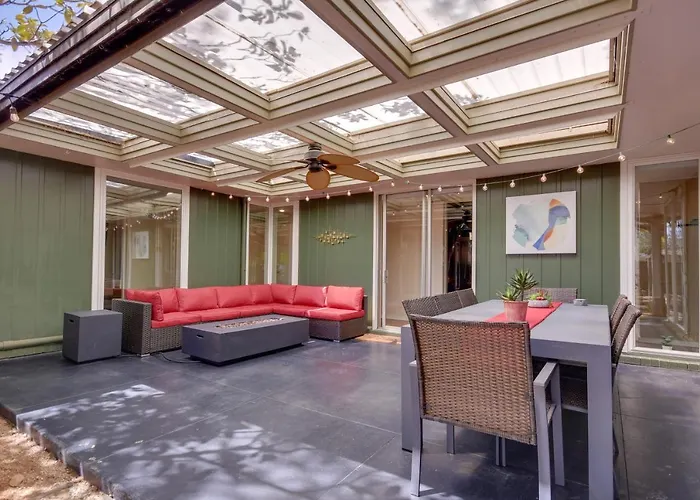 Mid-Century Modern Home W/ Fire Pit & Gas Grill!